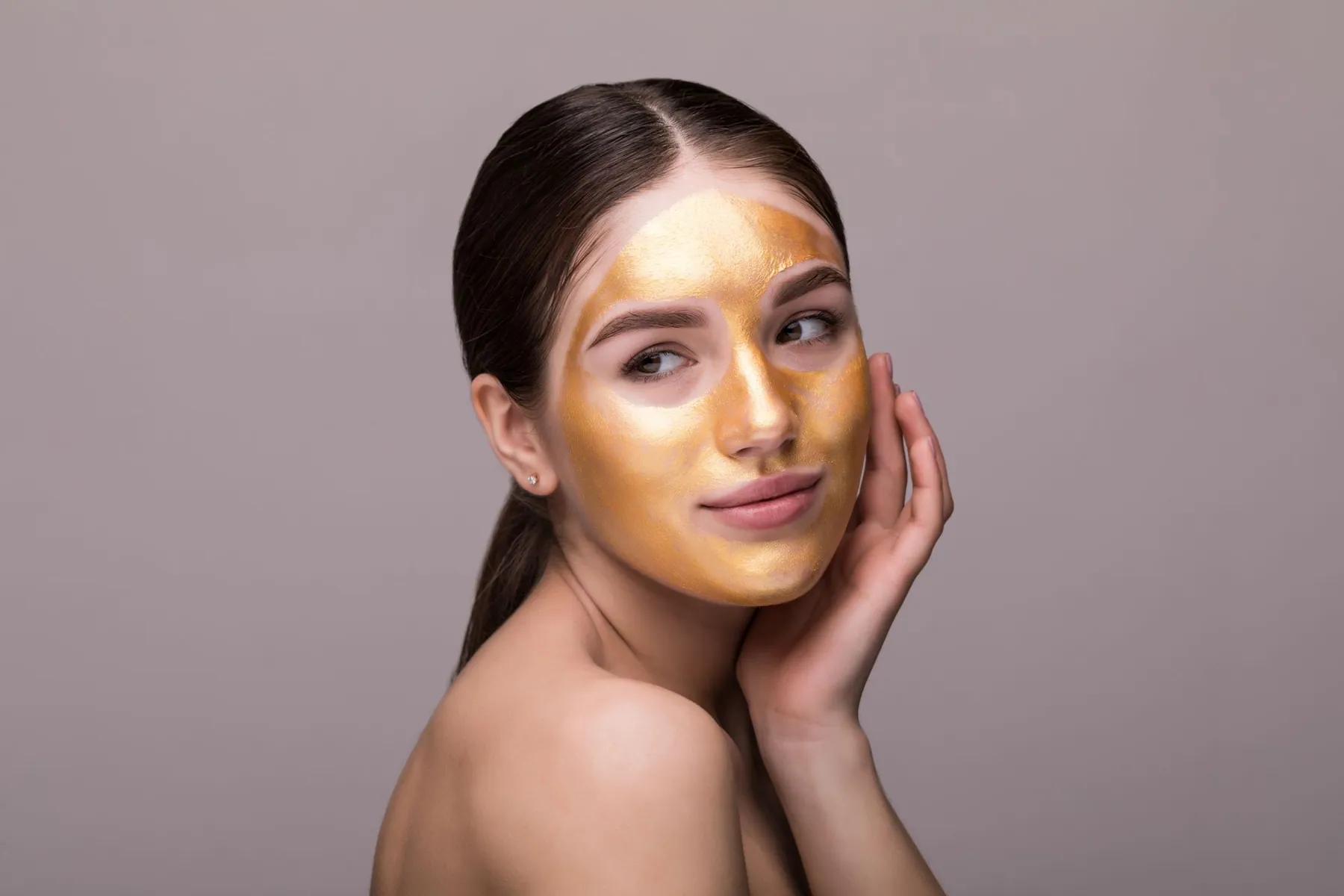 Frau mit goldener Gesichtsmaske